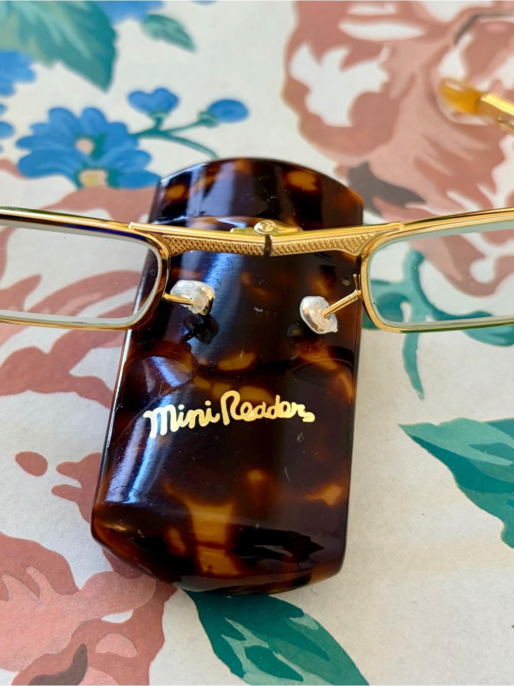 Tortoiseshell Folding Reading Glasses Holder - Brown